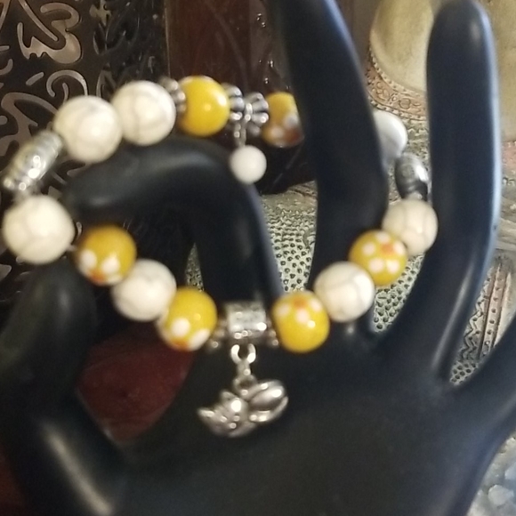 Yellow and white beaded bracelet - Picture 2 of 2